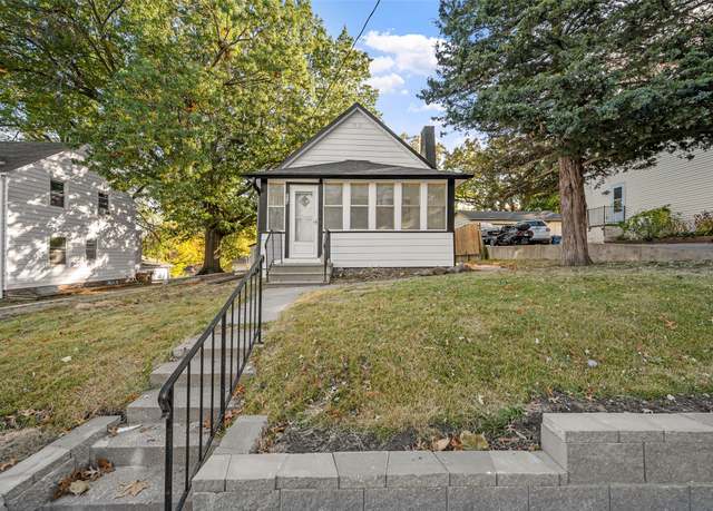 Property at 214 Bell Ave, Des Moines, IA 50315, 2 beds, 1 bath