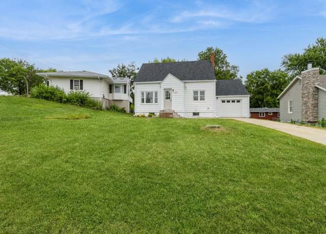 Property at 325 Pennsylvania St, Carlisle, IA 50047, 3 beds, 1 bath
