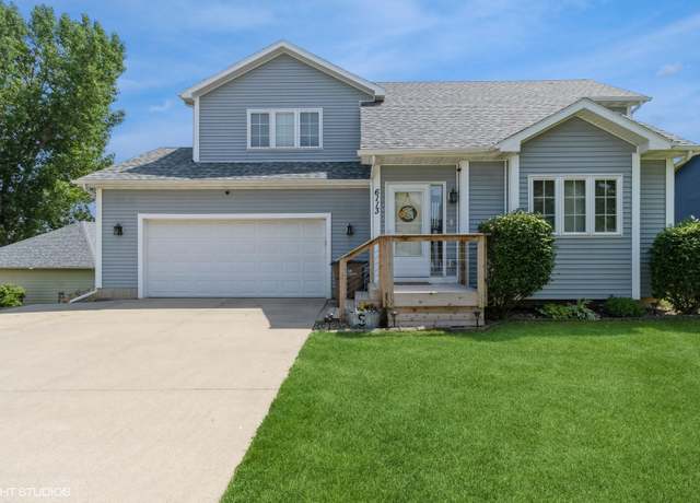 Property at 6113 E Oakwood Dr, Pleasant Hill, IA 50327, 3 beds, 3.5 baths