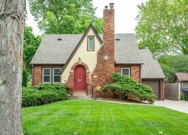 Property at 3215 44th St, Des Moines, IA 50310, 4 beds, 1.5 baths