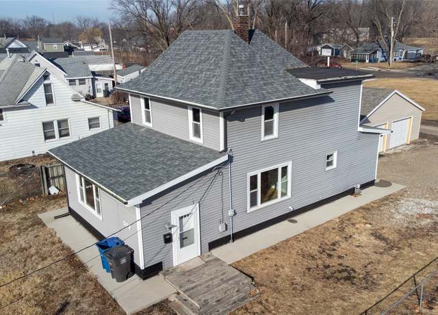 Property at 504 E Jackson Ave, Des Moines, IA 50315, 3 beds, 2 baths
