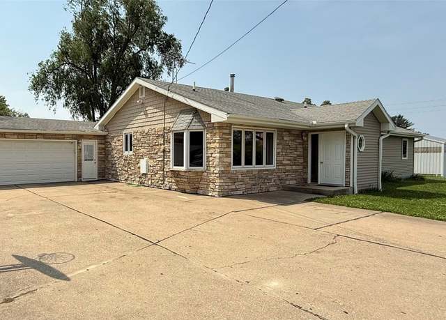 Property at 4564 NE 34th Ct, Des Moines, IA 50317, 5 beds, 1.5 baths