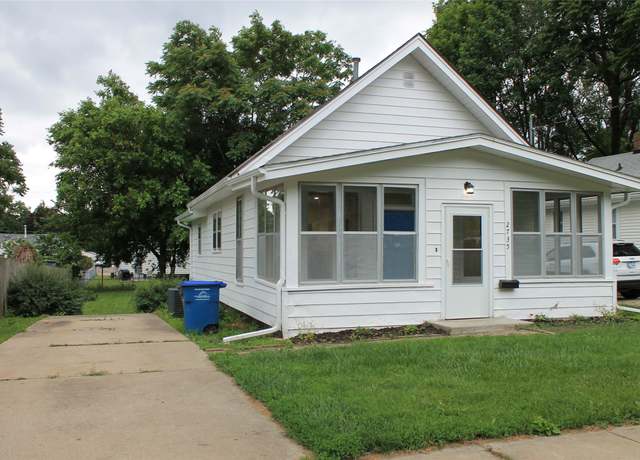 Property at 2735 Lyon St, Des Moines, IA 50317, 3 beds, 1 bath