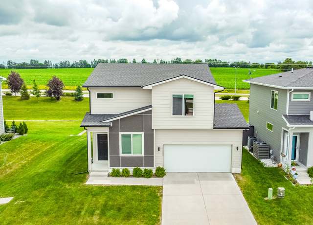 Property at 4669 171st St, Urbandale, IA 50323, 3 beds, 2.5 baths