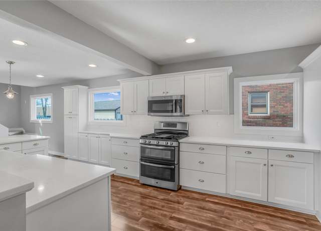 Property at 4010 Fagen Dr, Des Moines, IA 50310, 3 beds, 2.5 baths