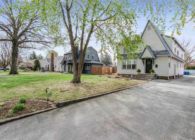 Property at 4010 Fagen Dr, Des Moines, IA 50310, 3 beds, 2.5 baths