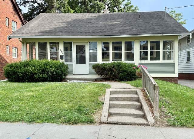 Property at 2920 Woodland Ave, Des Moines, IA 50312, 2 beds, 1 bath