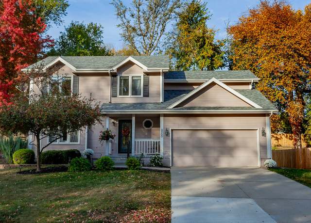 Property at 3300 SW 34th St, Des Moines, IA 50321, 4 beds, 3 baths