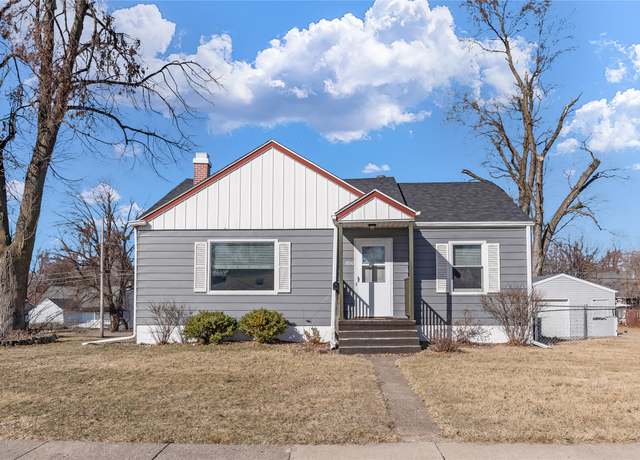 Property at 1800 Merle Hay Rd, Des Moines, IA 50310, 3 beds, 1.5 baths