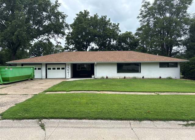 Property at 1321 9th Ave East Ave, Oskaloosa, IA 52577, 3 beds, 2 baths
