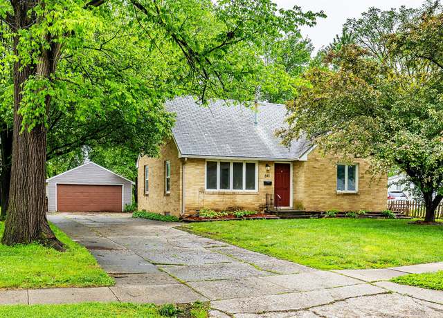Property at 841 13th St, West Des Moines, IA 50265, 4 beds, 3 baths