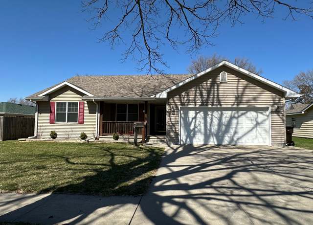 Property at 115 W North St, Winterset, IA 50273, 4 beds, 3 baths