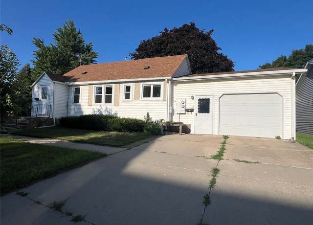 Property at 103 S 3rd St, Winterset, IA 50273, 2 beds, 2 baths