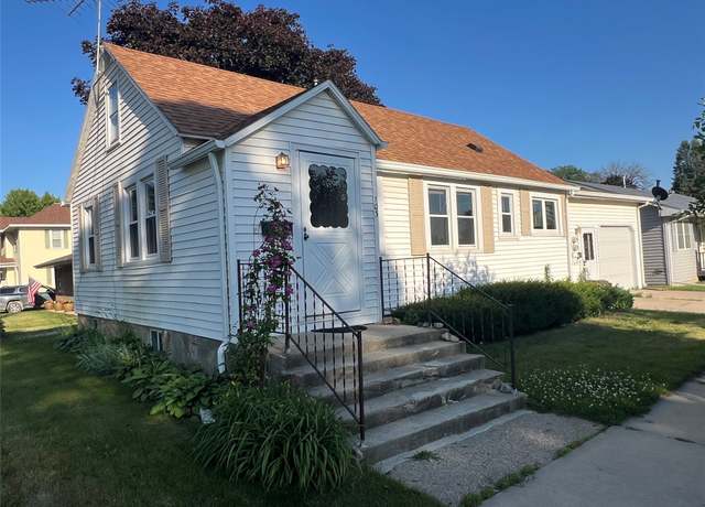 Property at 103 S 3rd St, Winterset, IA 50273, 2 beds, 2 baths