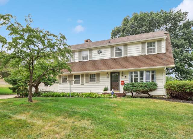 Property at 2601 Glennor Rd, Des Moines, IA 50310, 5 beds, 2.5 baths