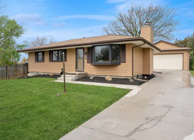 Property at 6750 NW 53rd St, Johnston, IA 50131, 4 beds, 2 baths