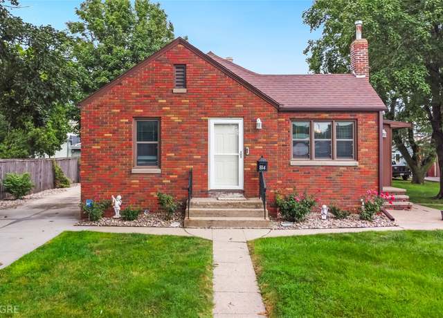 Property at 814 Prairie St, Adel, IA 50003, 2 beds, 1 bath
