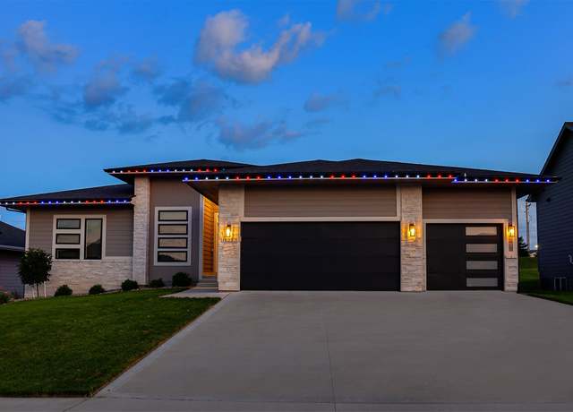 Property at 16232 Goldenrod Dr, Urbandale, IA 50323, 5 beds, 3.5 baths
