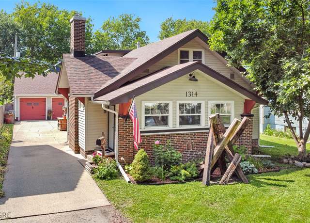 Property at 1314 44th St, Des Moines, IA 50311, 4 beds, 2 baths