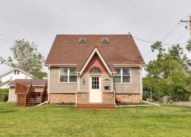 Property at 3948 43rd St, Des Moines, IA 50310, 3 beds, 2 baths