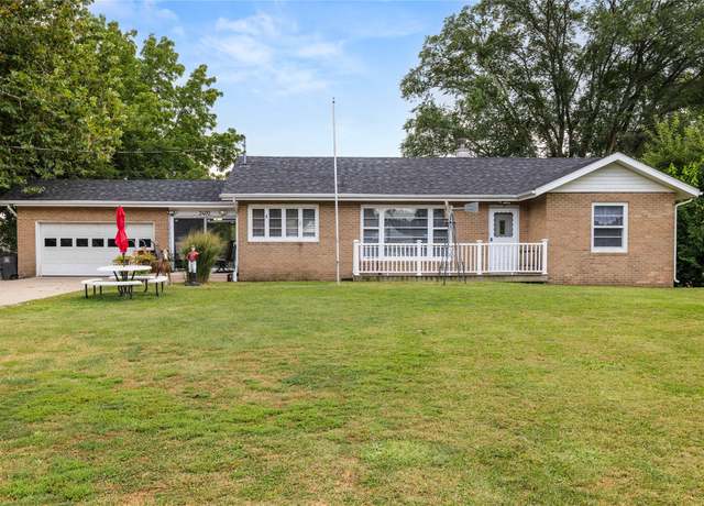 Property at 2400 Stanton Ave, Des Moines, IA 50321, 2 beds, 1.5 baths