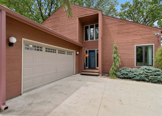 Property at 2900 Virginia Pl, Des Moines, IA 50321, 4 beds, 3.5 baths