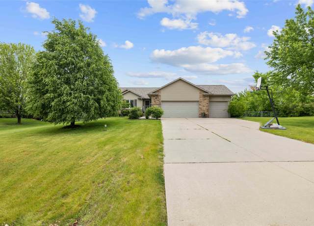 Property at 11565 NW 114th Ave, Granger, IA 50109, 4 beds, 3 baths