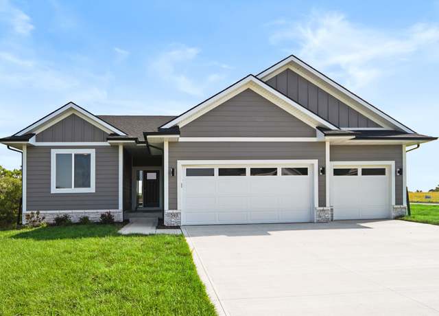 Property at 1540 Hazel St, Pella, IA 50219, 4 beds, 4 baths