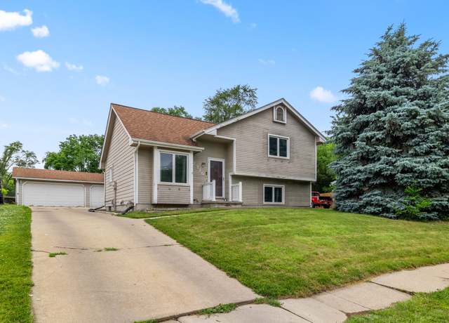 Property at 2316 SE 17th St, Des Moines, IA 50320, 3 beds, 2 baths