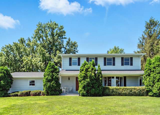 Property at 1404 Nile Kinnick Dr S, Adel, IA 50003, 5 beds, 1.5 baths