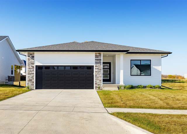 Property at 5418 167th St, Urbandale, IA 50323, 4 beds, 3 baths