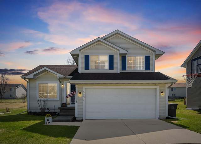 Property at 6907 Sweetwater Dr, Des Moines, IA 50320, 3 beds, 2.5 baths