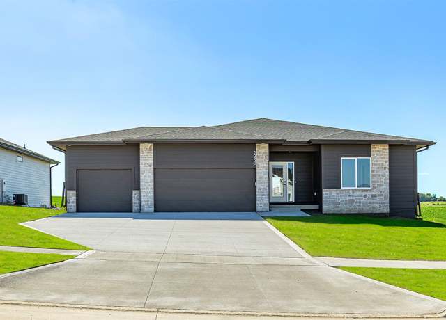 Property at 2938 NW Beechwood Dr, Grimes, IA 50111, 5 beds, 3.5 baths