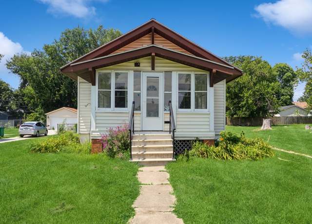 Property at 816 9th St, West Des Moines, IA 50265, 2 beds, 1 bath