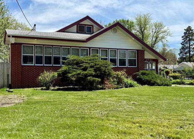 Property at 2721 61st St, Des Moines, IA 50322, 2 beds, 1 bath