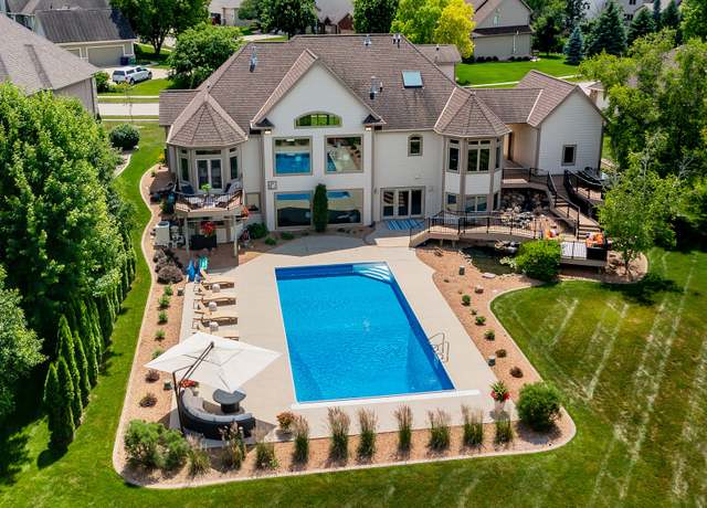 Property at 15217 Oakwood Dr, Urbandale, IA 50323, 4 beds, 5 baths