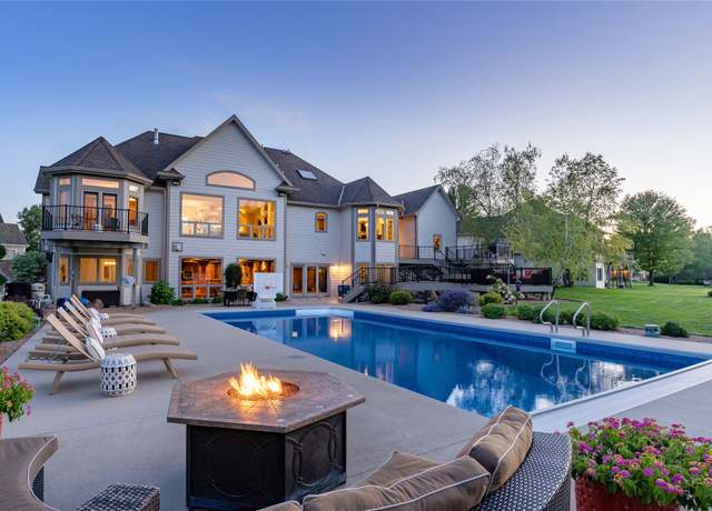 Property at 15217 Oakwood Dr, Urbandale, IA 50323, 4 beds, 5 baths