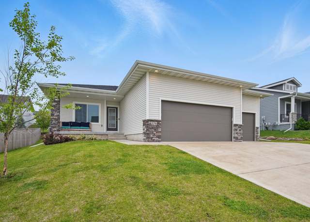 Property at 1136 S Radley St, West Des Moines, IA 50266, 3 beds, 2 baths