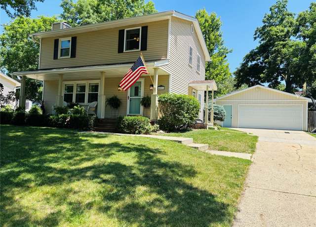 Property at 4511 66th St, Urbandale, IA 50322, 3 beds, 2.5 baths
