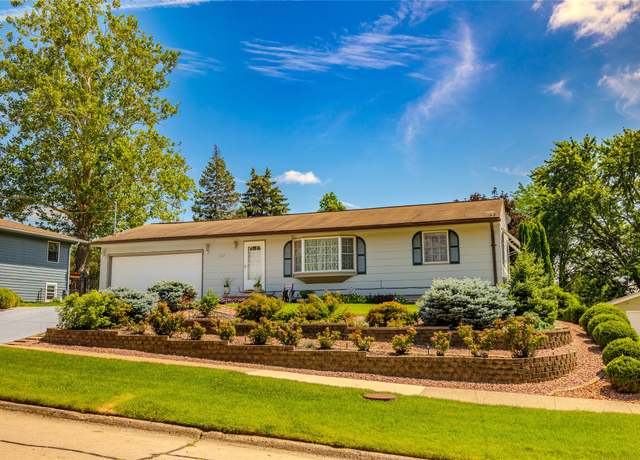 Property at 137 Greenfield Pkwy, Des Moines, IA 50320, 3 beds, 2 baths