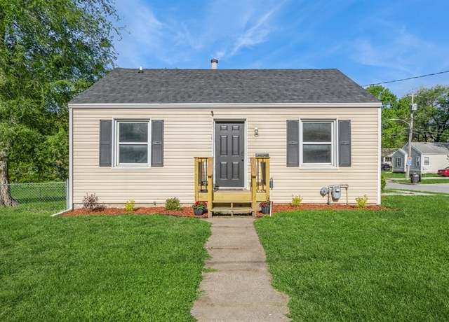 Property at 986 27th St, Des Moines, IA 50312, 2 beds, 1 bath