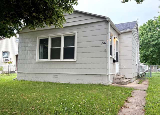 Property at 2919 E Walnut St, Des Moines, IA 50317, 2 beds, 1 bath
