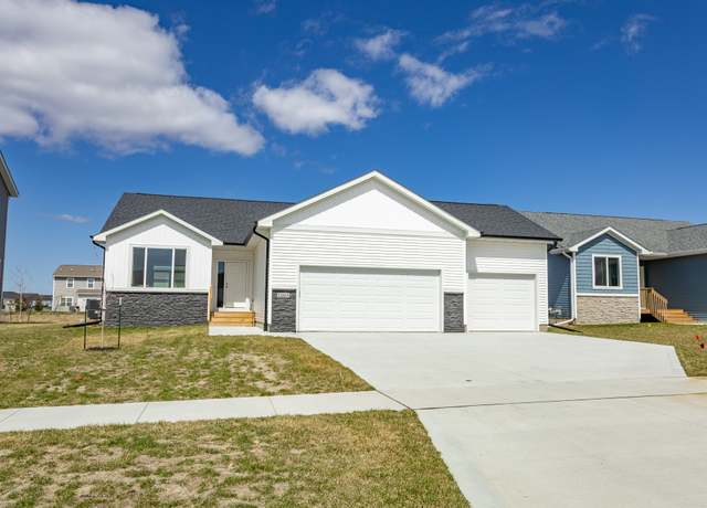 Property at 1065 Gray Ave, Waukee, IA 50263, 4 beds, 3 baths