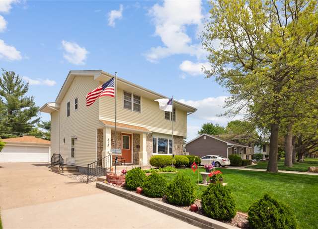 Property at 313 9th St SE, Altoona, IA 50009, 4 beds, 4 baths