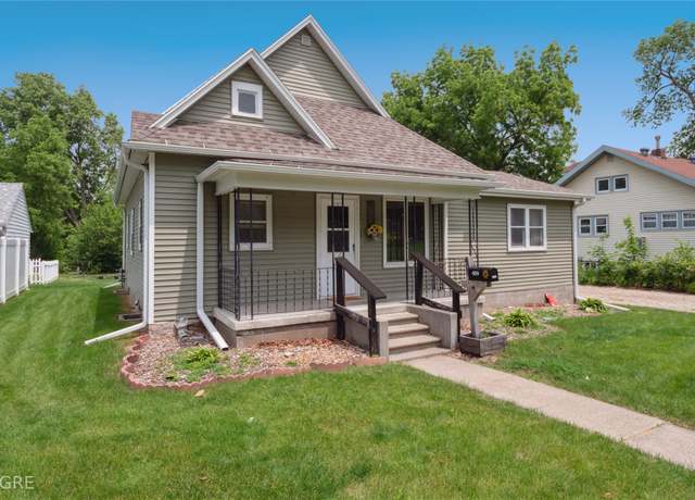 Property at 409 W Filmore St, Winterset, IA 50273, 3 beds, 1.5 baths