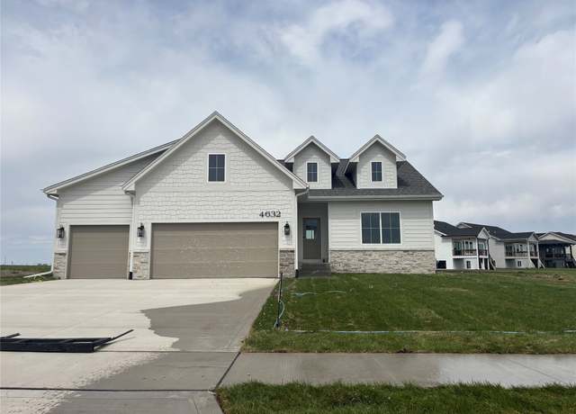Property at 4632 179th St, Urbandale, IA 50323, 4 beds, 3 baths