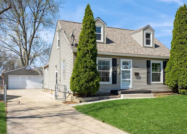 Property at 2500 49th Pl, Des Moines, IA 50310, 3 beds, 2 baths