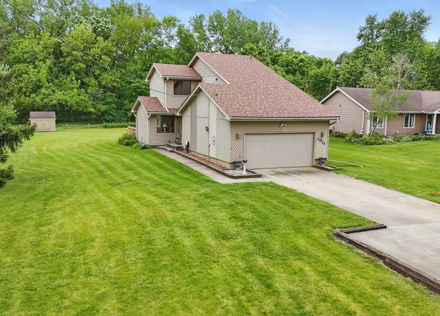 Property at 1011 NE 60th Ave, Des Moines, IA 50313, 3 beds, 2.5 baths