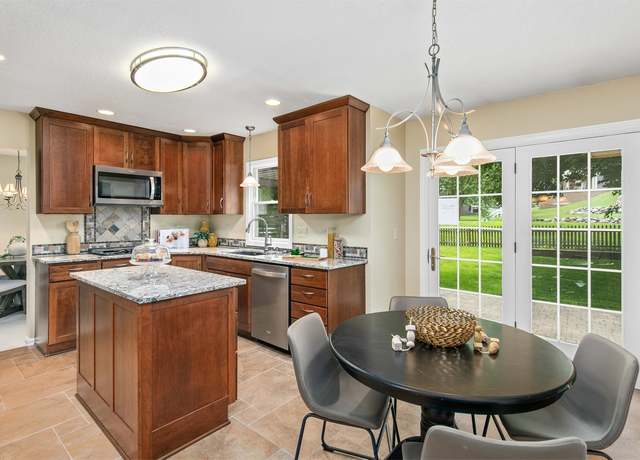 Property at 3510 Wolcott Ave, Des Moines, IA 50321, 5 beds, 3.5 baths