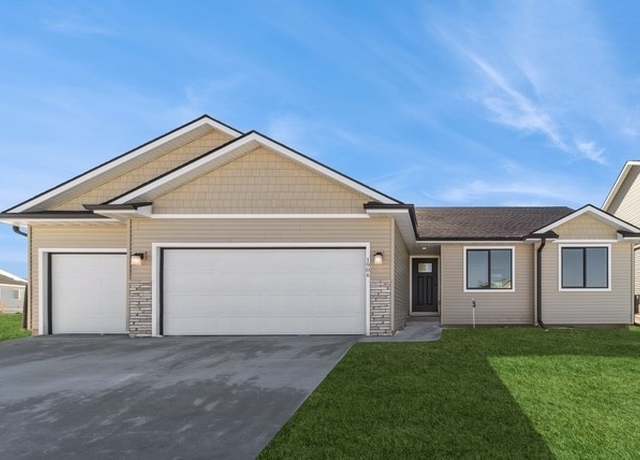 Property at 1906 Waller Ave, Norwalk, IA 50211, 3 beds, 2 baths